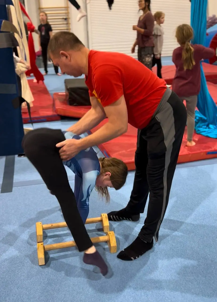 Handbalancing push up, stradle push up